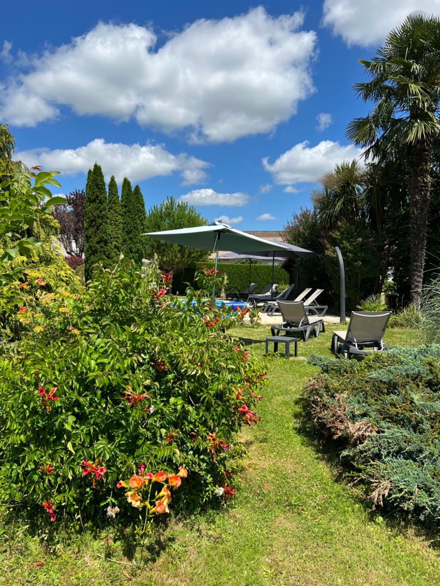 Logis Hotel-Restaurant Les Voyageurs La Coquille Exteriör bild